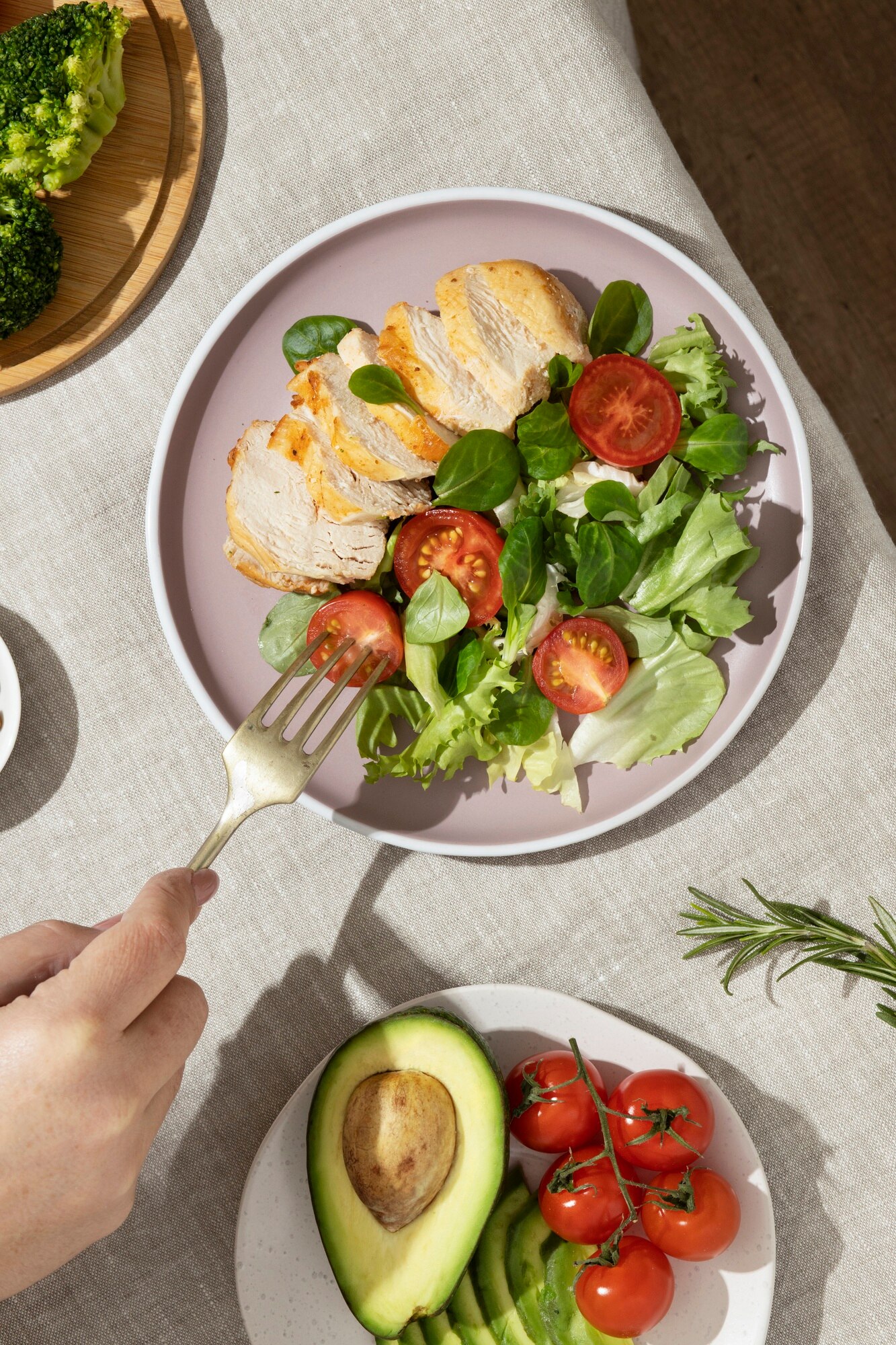 A practical weekly meal plan beside prepared ingredients